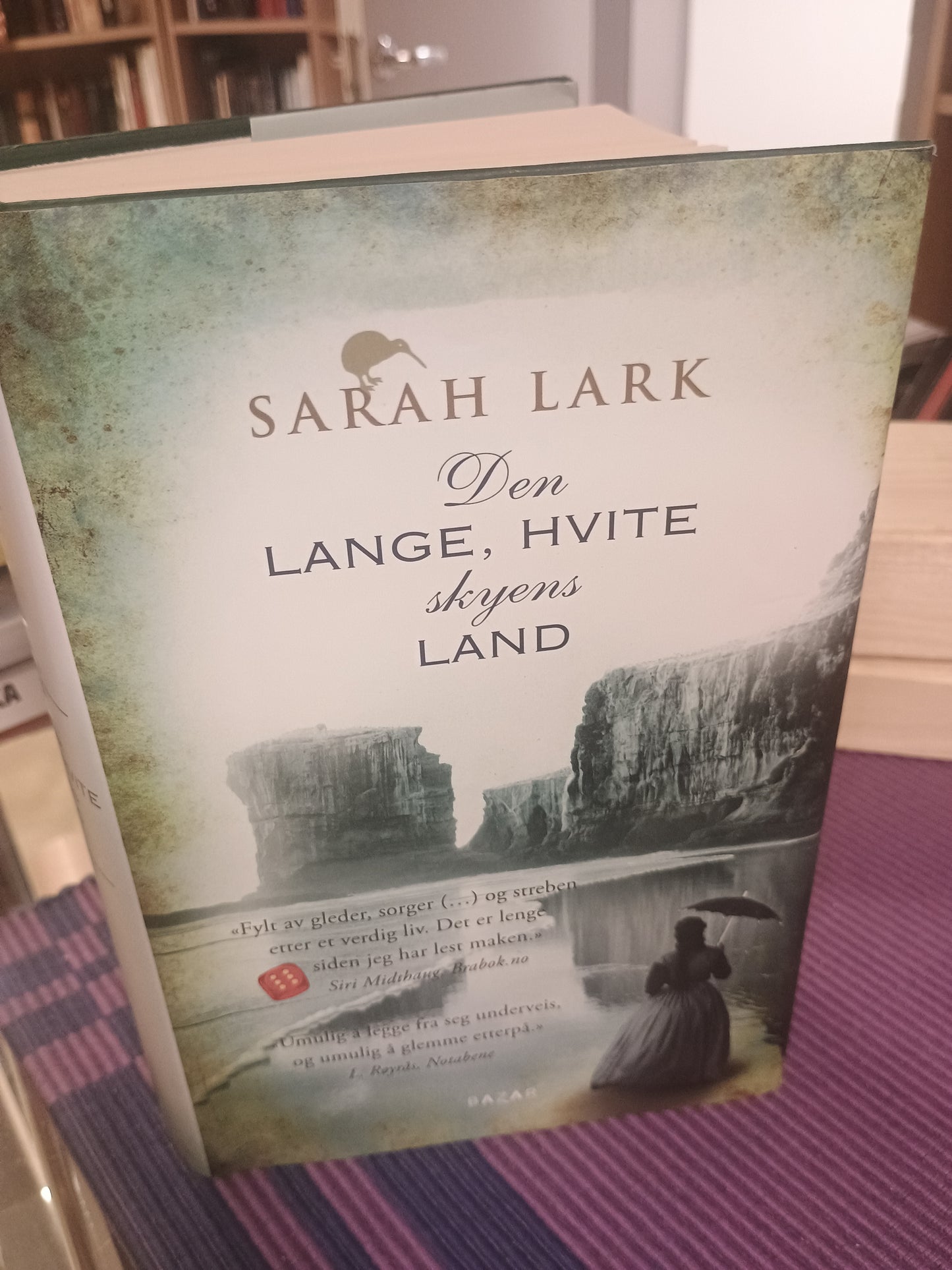 Den lange hvite skyens land, Sarah Lark