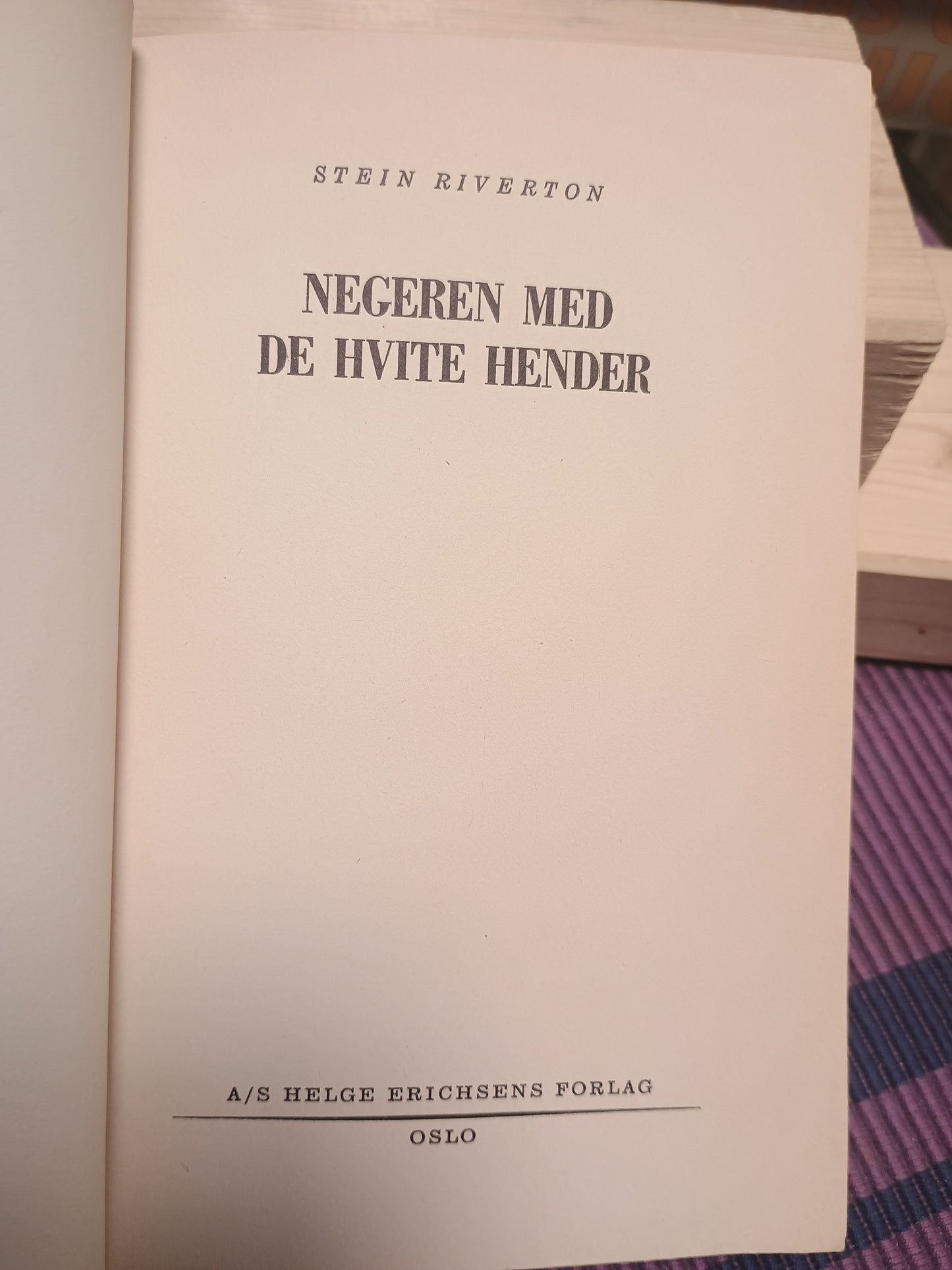 Negeren med hvite hender, Stein Riverton