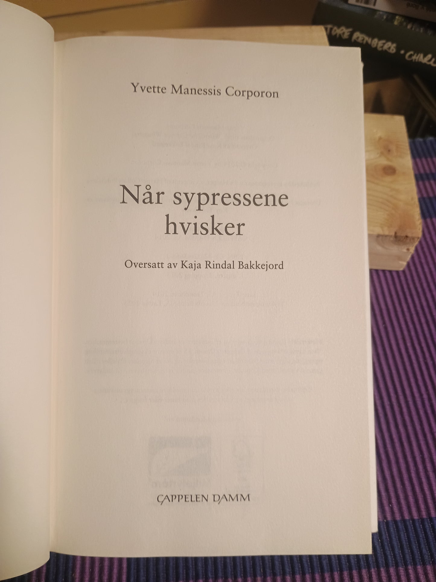 Når sypressene hvisker, Yvette Manessis Corporon