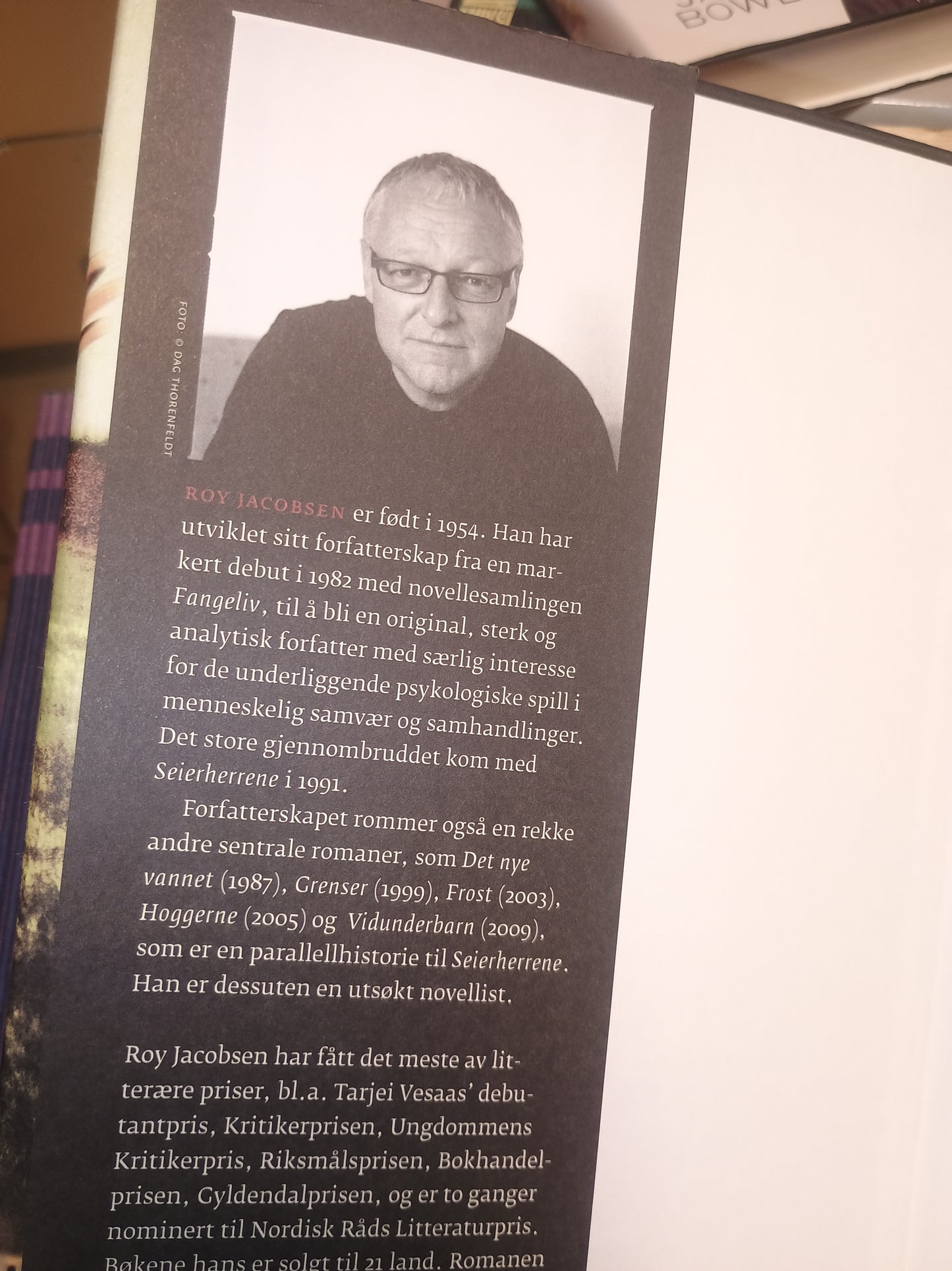 Seierherrene, Roy Jacobsen