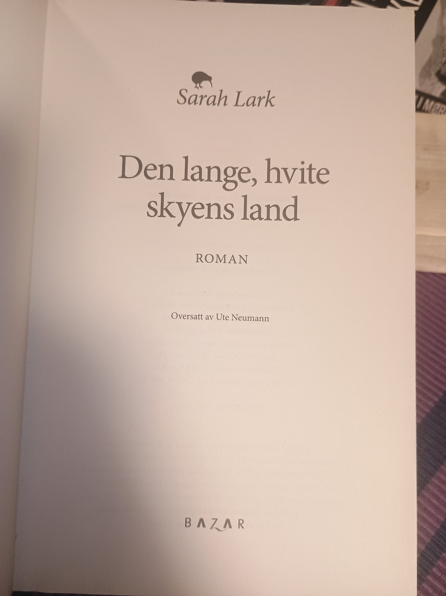 Den lange hvite skyens land, Sarah Lark