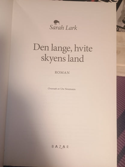 Den lange hvite skyens land, Sarah Lark