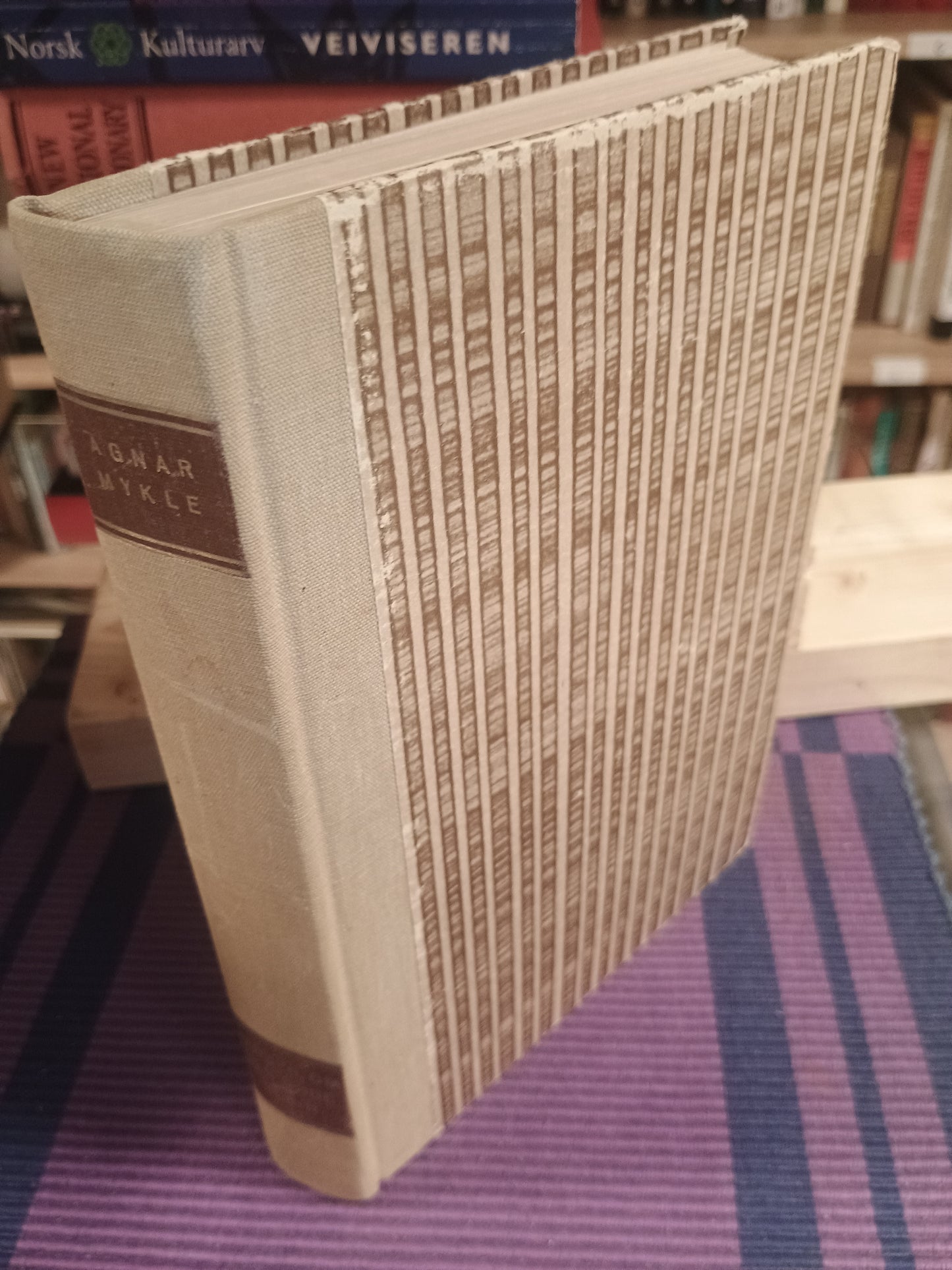 Sangen om den røde rubin, Agnar Mykle