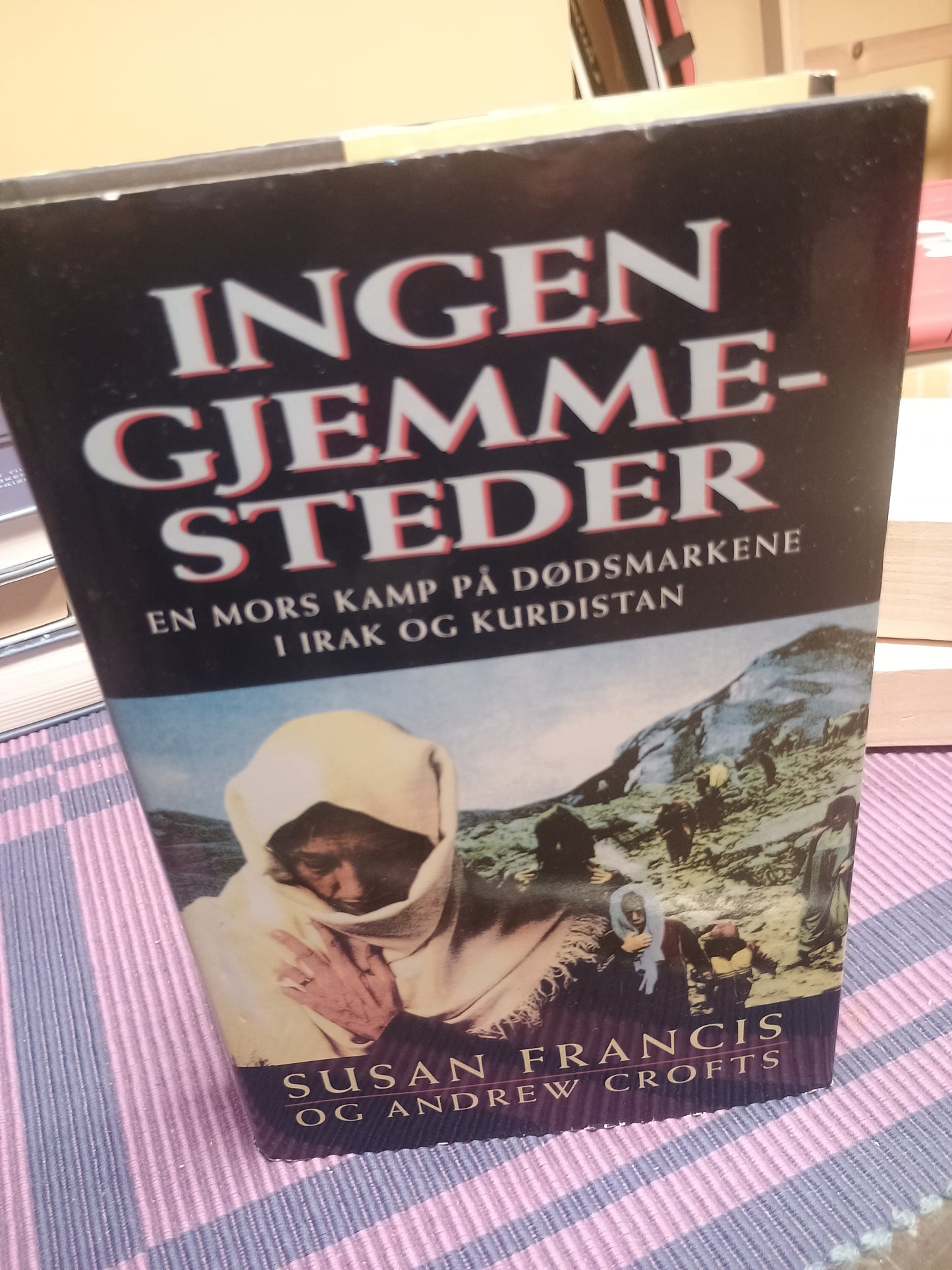 Ingen gjemmesteder, Susan Francis og Andrew Crofts