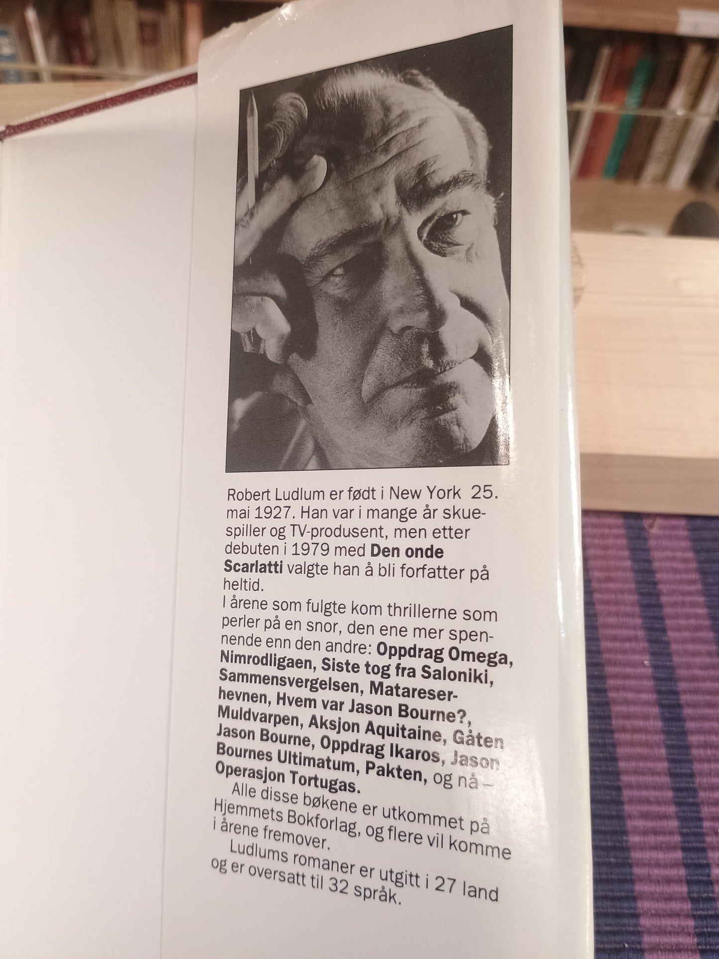 Operasjon Tortugas, Robert Ludlum