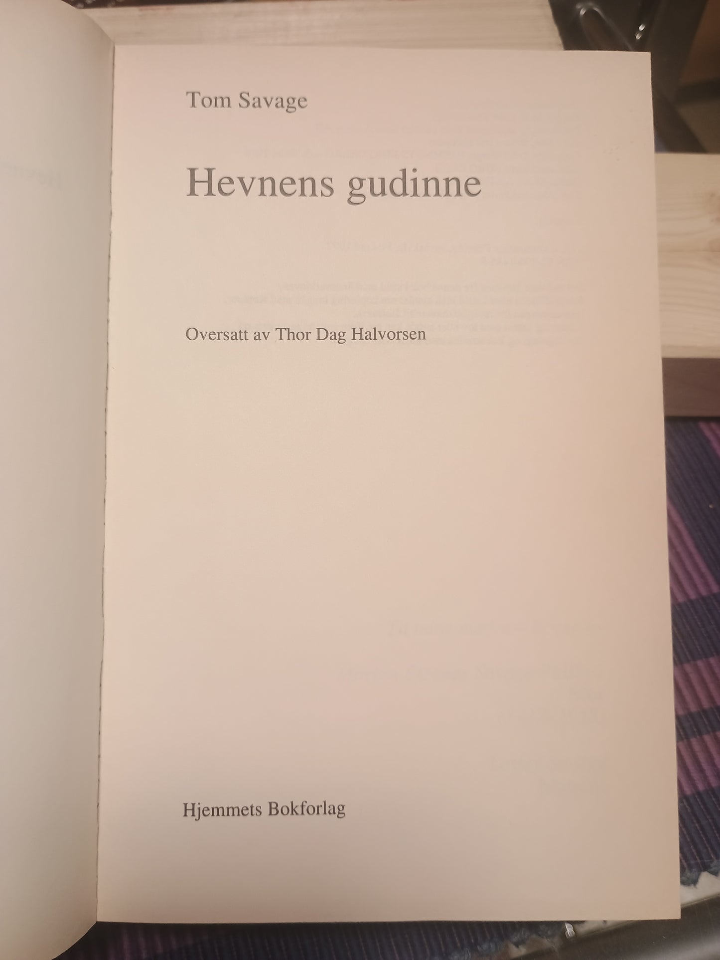 Hevnens gudinne, Tom Savage