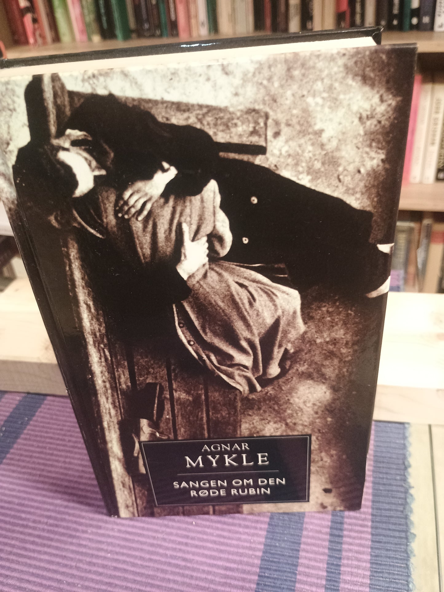 Sangen om den røde rubin, Agnar Mykle