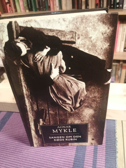 Sangen om den røde rubin, Agnar Mykle