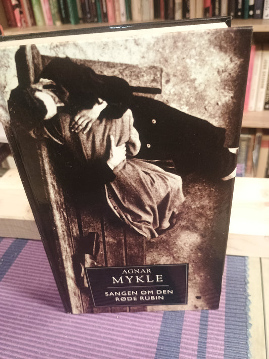 Sangen om den røde rubin, Agnar Mykle