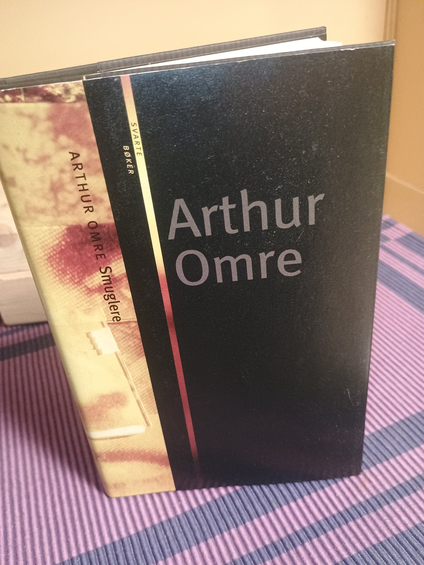 Smuglere, Arthur Omre