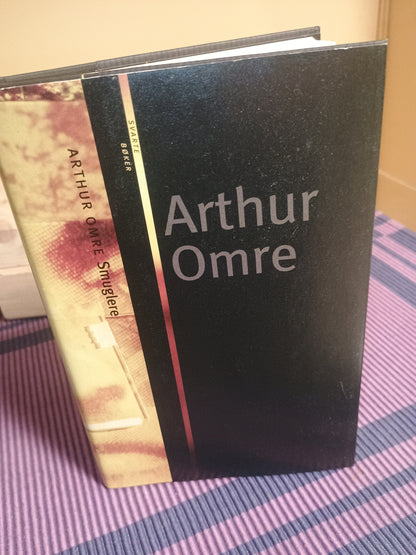 Smuglere, Arthur Omre