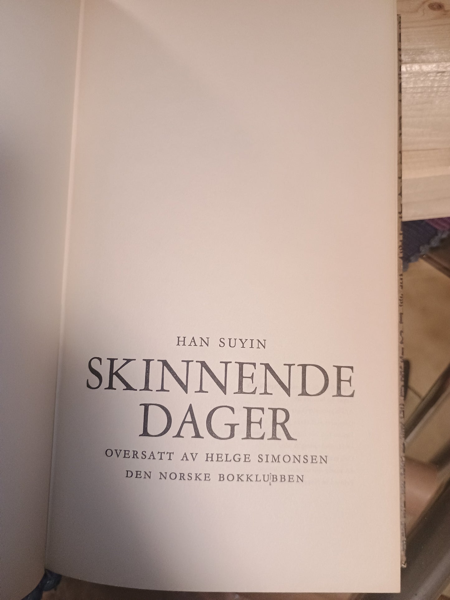 Skinnende dager, Han Suyin