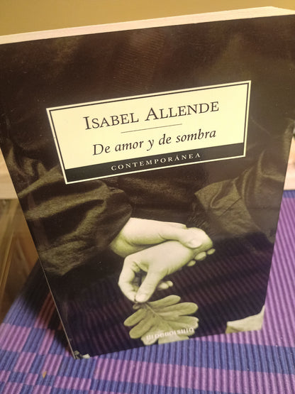 De amor y de sombra, Isabel Allende