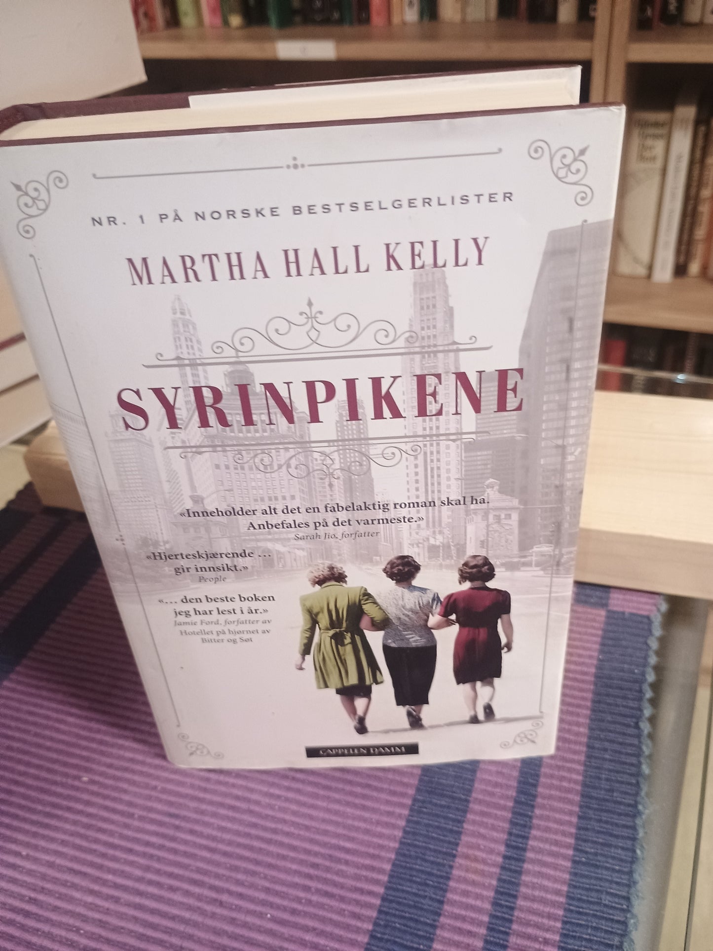 Syrinpikene, Martha Hall Kelly