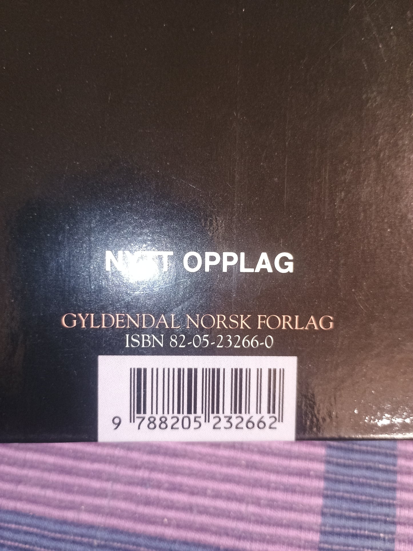 Sangen om den røde rubin, Agnar Mykle