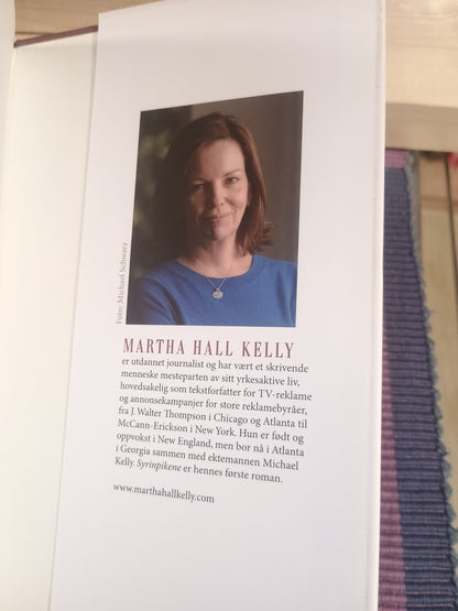 Syrinpikene, Martha Hall Kelly
