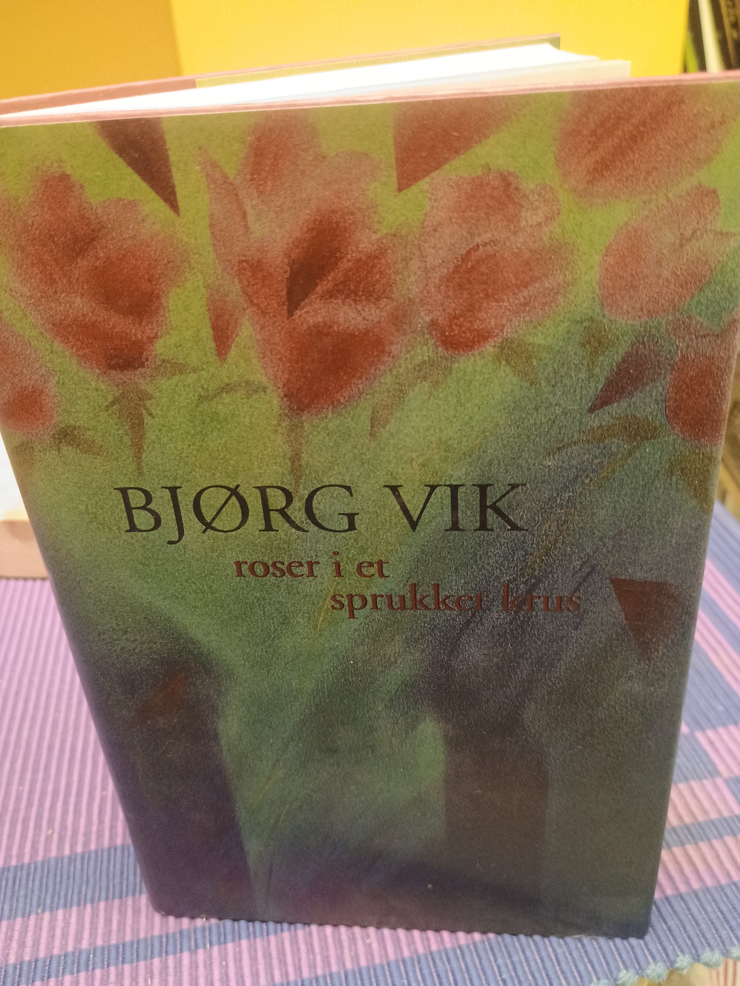 Roser i et sprukket krus, Bjørg Vik
