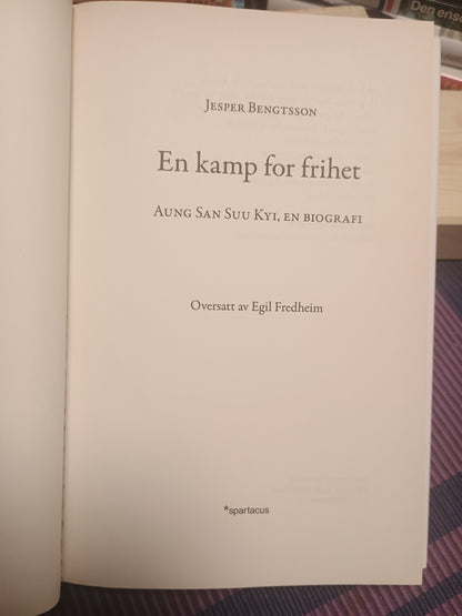 En kamp for frihet: Aung San Suu Kyi, en biografi, Jesper Bengtsson