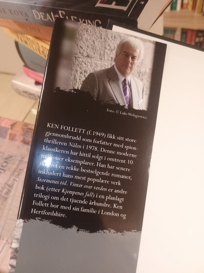 Vinter over verden, Ken Follett