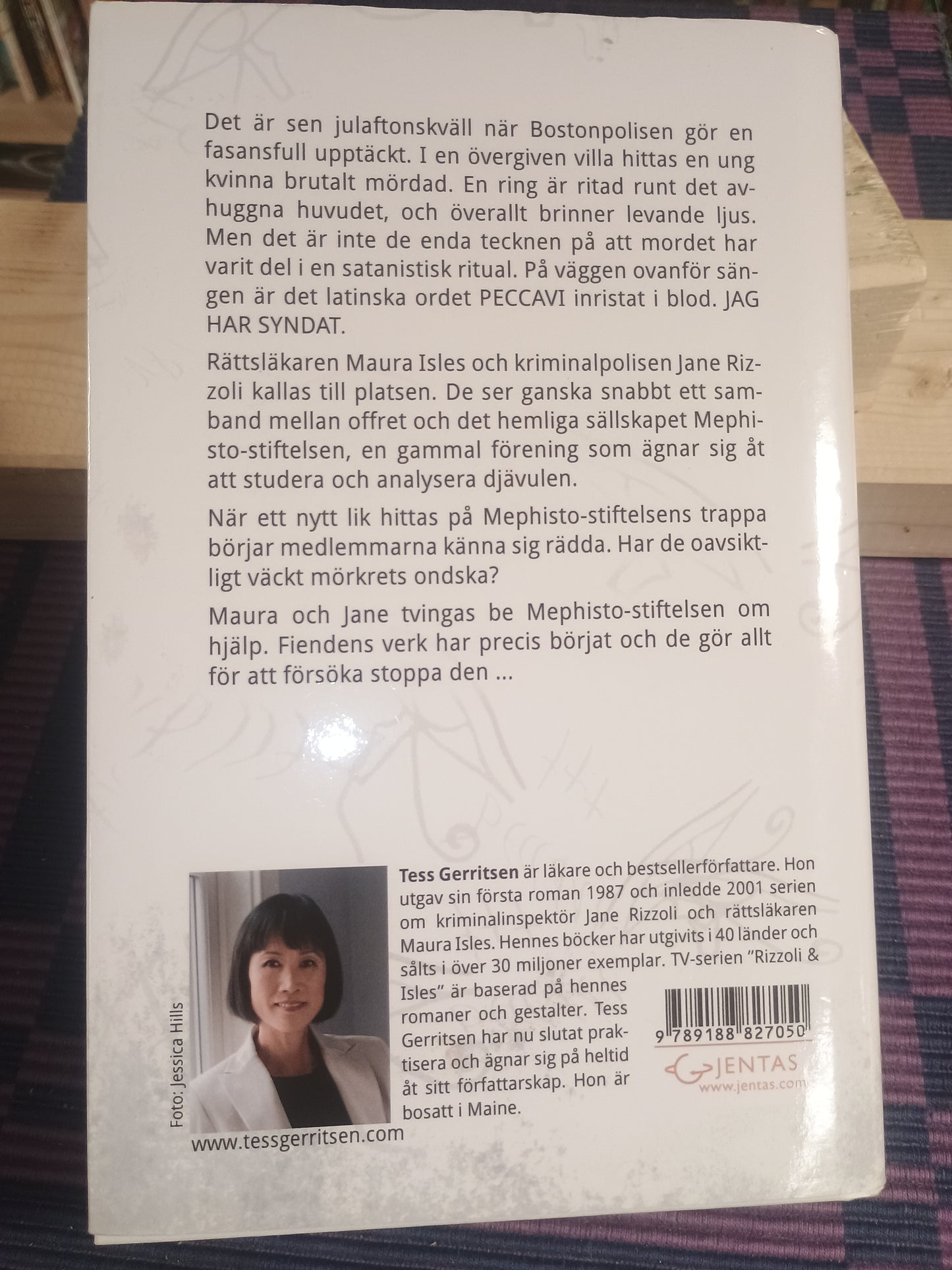 I Satans tjänst, Tess Gerritsen (på svensk)