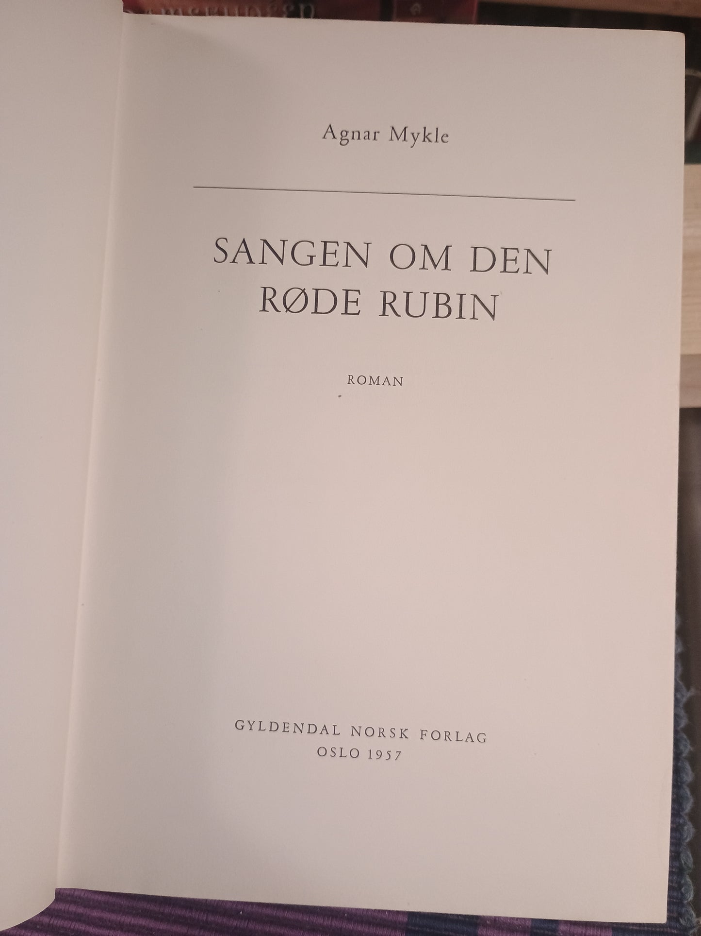 Sangen om den røde rubin, Agnar Mykle