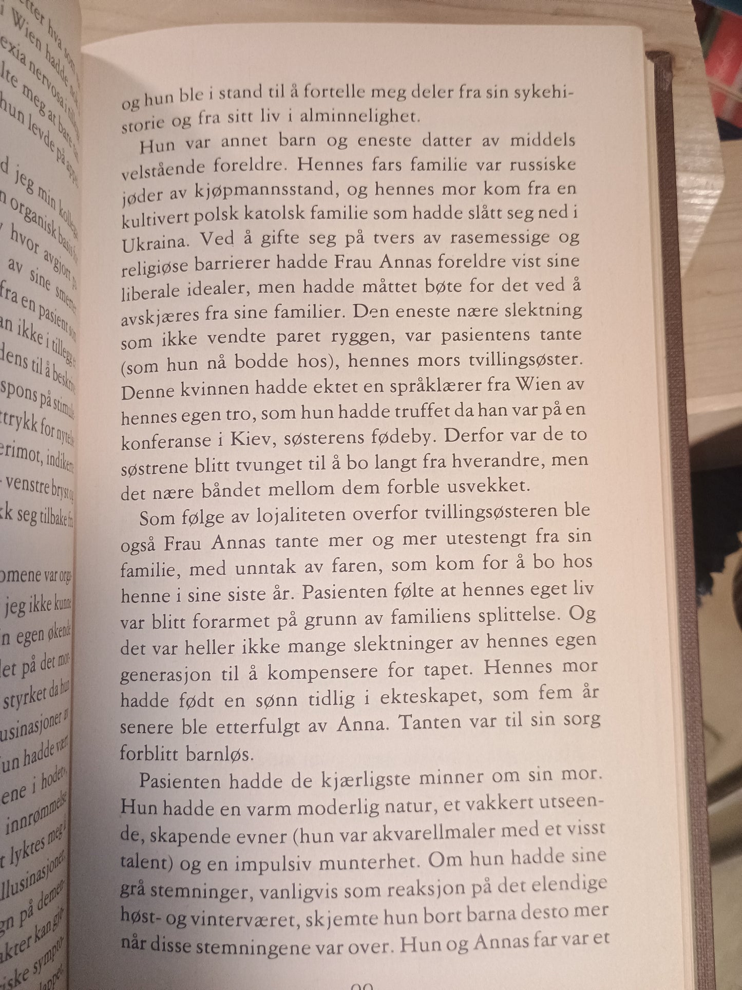 Det hvite hotellet, D. M. Thomas
