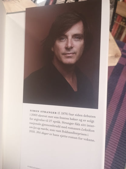 304 dager, Simon Stranger