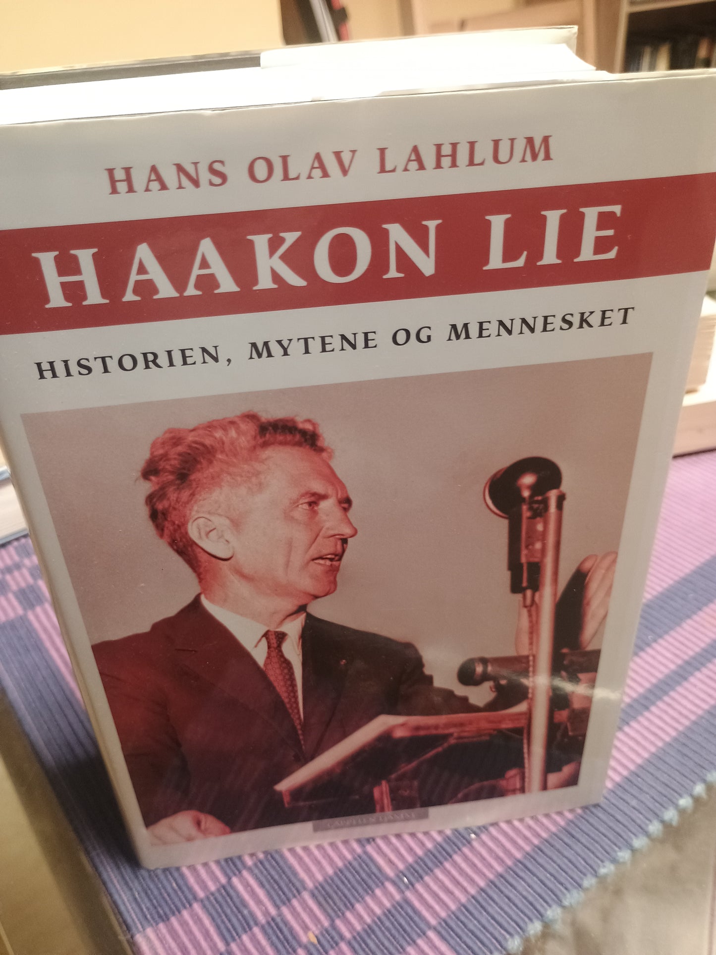 Haakon Lie: Historien, Mytene og Mennesket, Hans Olav Lahlum