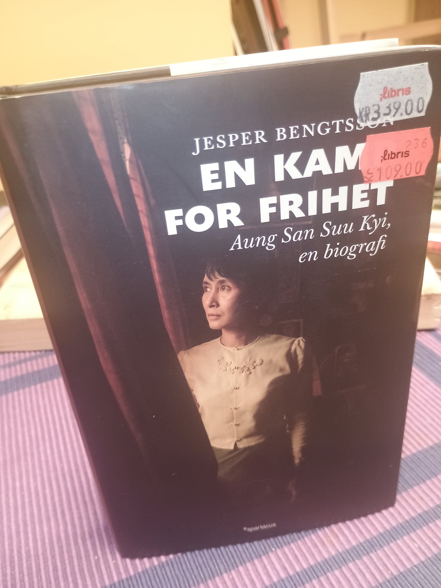 En kamp for frihet: Aung San Suu Kyi, en biografi, Jesper Bengtsson