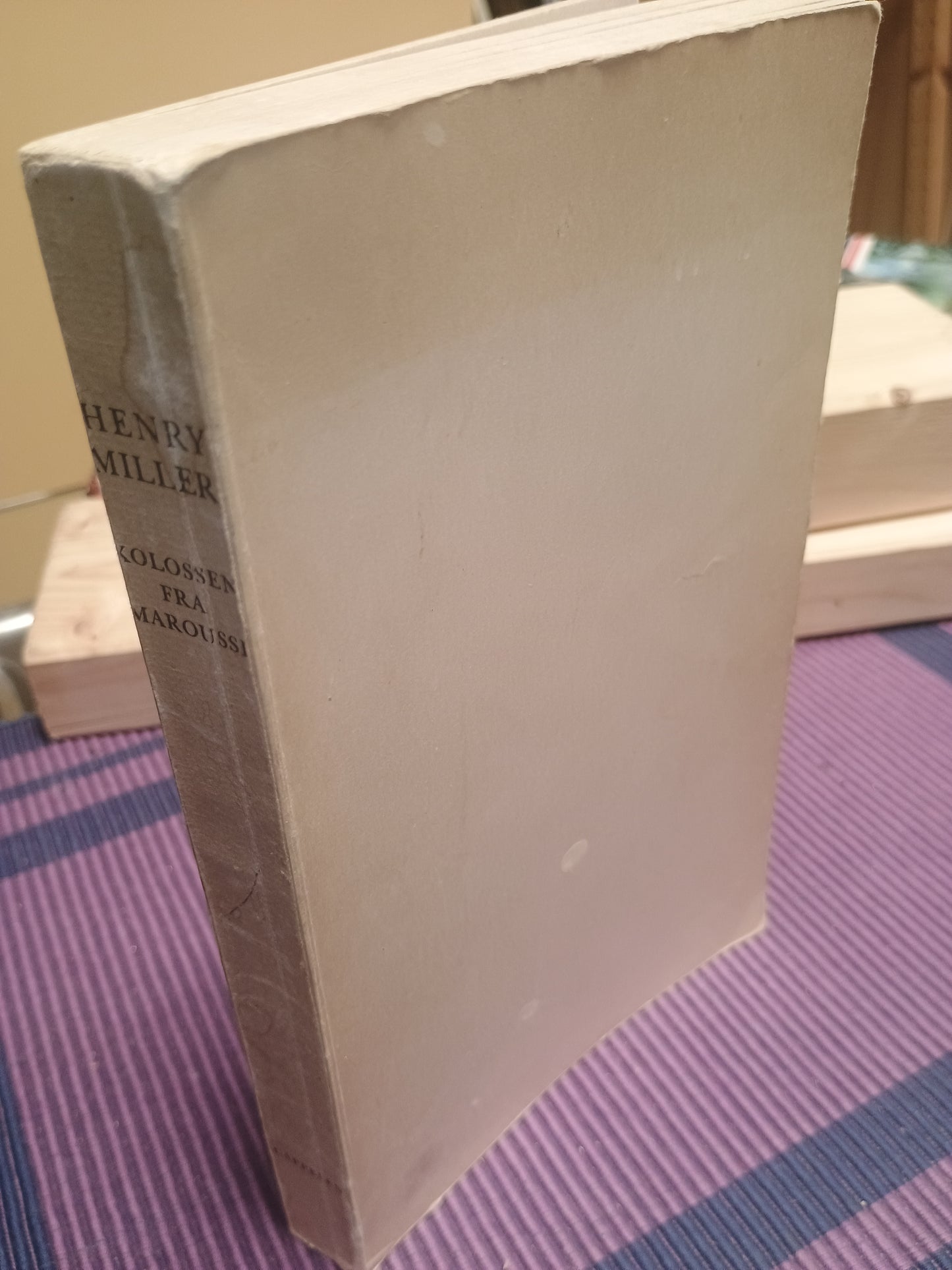 Kolossen Maroussi, Henry Miller