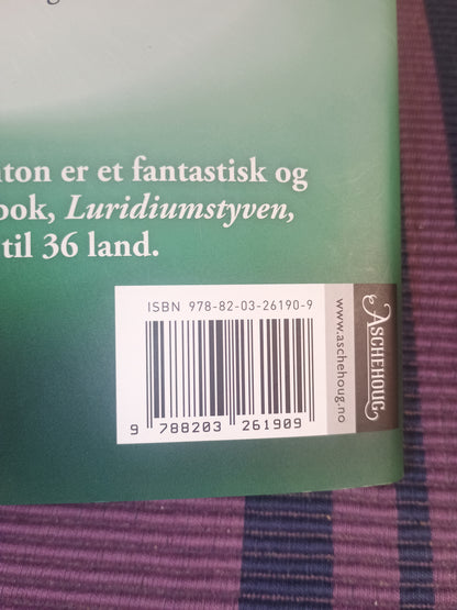 William Wenton 2: Kryptalportalen, Bobbie Peers